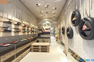 Nội thất cửa hàng giày dép và túi xách SoleRebels tại Barcelona