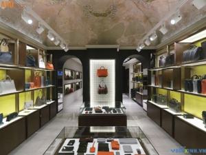 Nội thất cửa hàng túi xách thời trang Serapian Milano